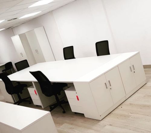 Mesas de trabajo operativas en blanco con armarios de oficina. Instalación LA OFICINA ONLINE.